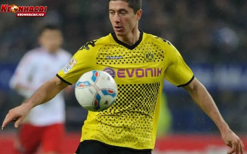 Cầu Thủ Robert Lewandowski: Sự Nghiệp Tiền Đạo Xuất Sắc 3 Phân tích phong cách chơi bóng của cầu thủ Robert Lewandowski